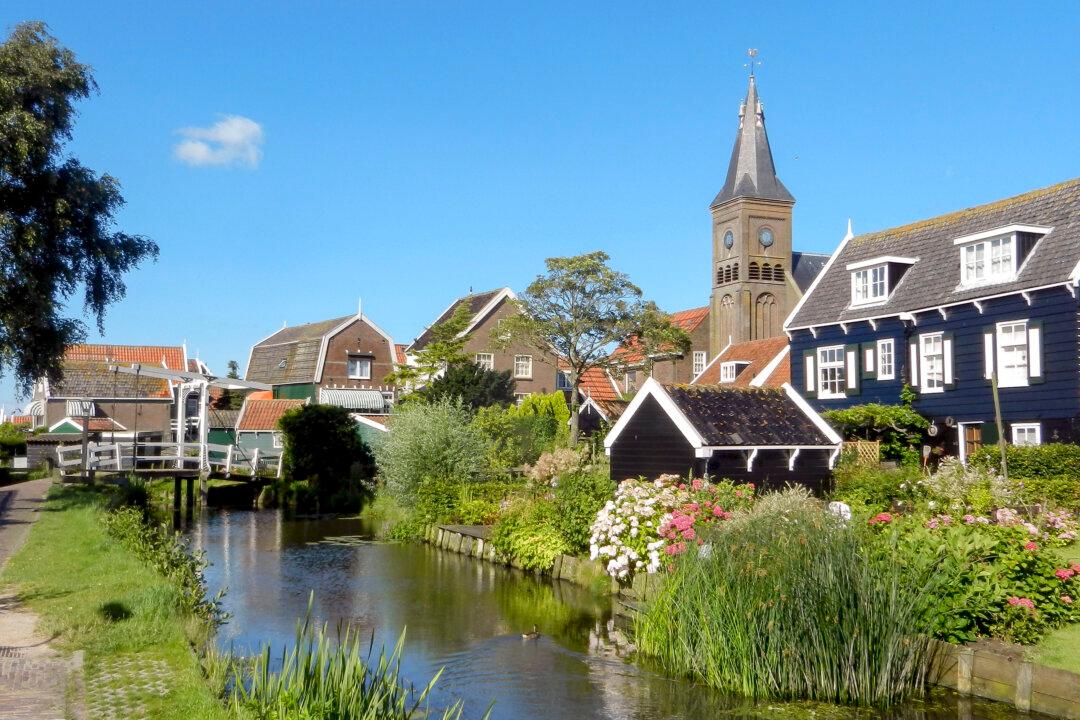 Rick Steves’ Europe: Day-Tripping in Village Holland
