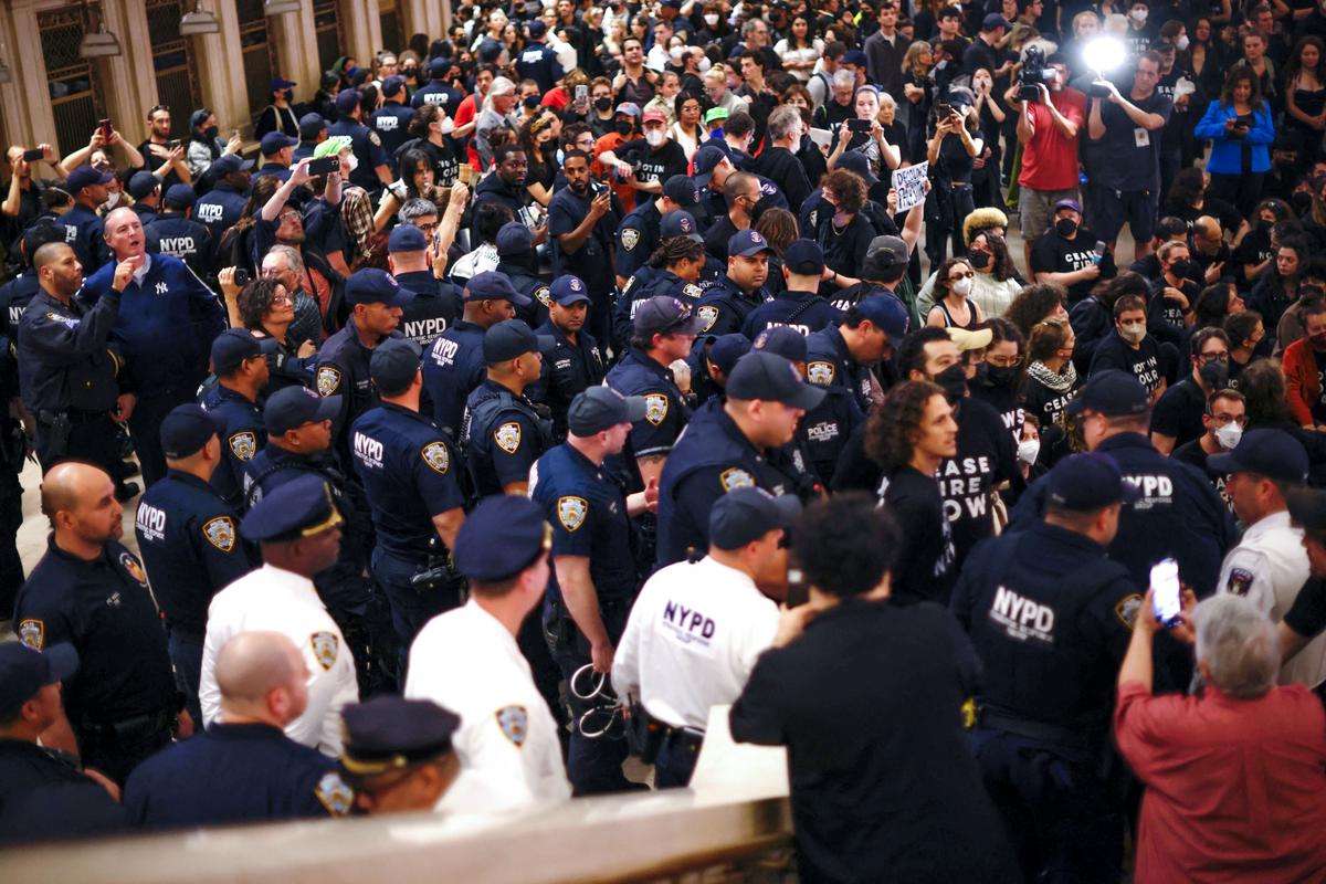 Pakistani ISIS Supporter Arrested for Plotting Mass Shooting in New York Jewish Center