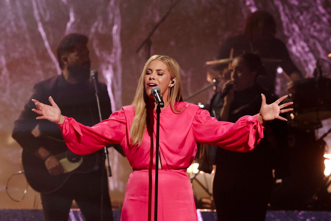 Country Singer Tasha Layton’s ‘Worship Through It’