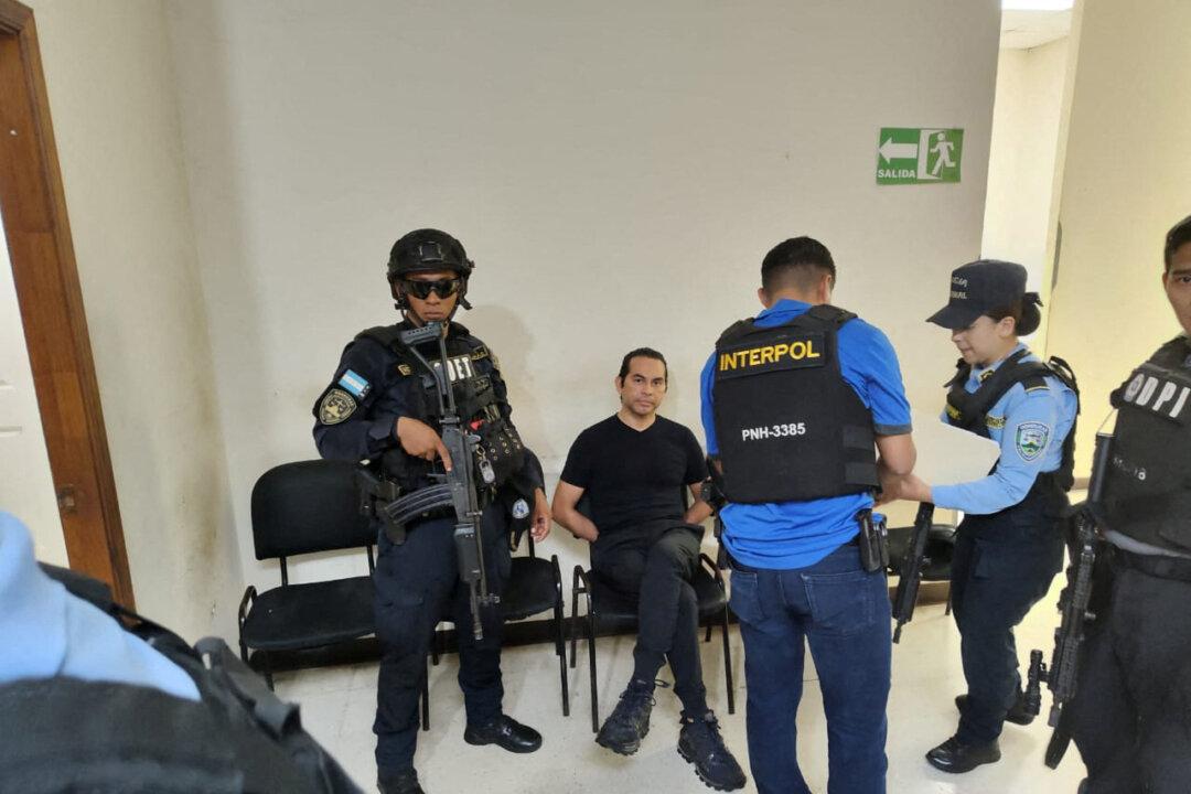 El Salvador Helicopter Crash Kills Alleged Embezzler and Police Chief