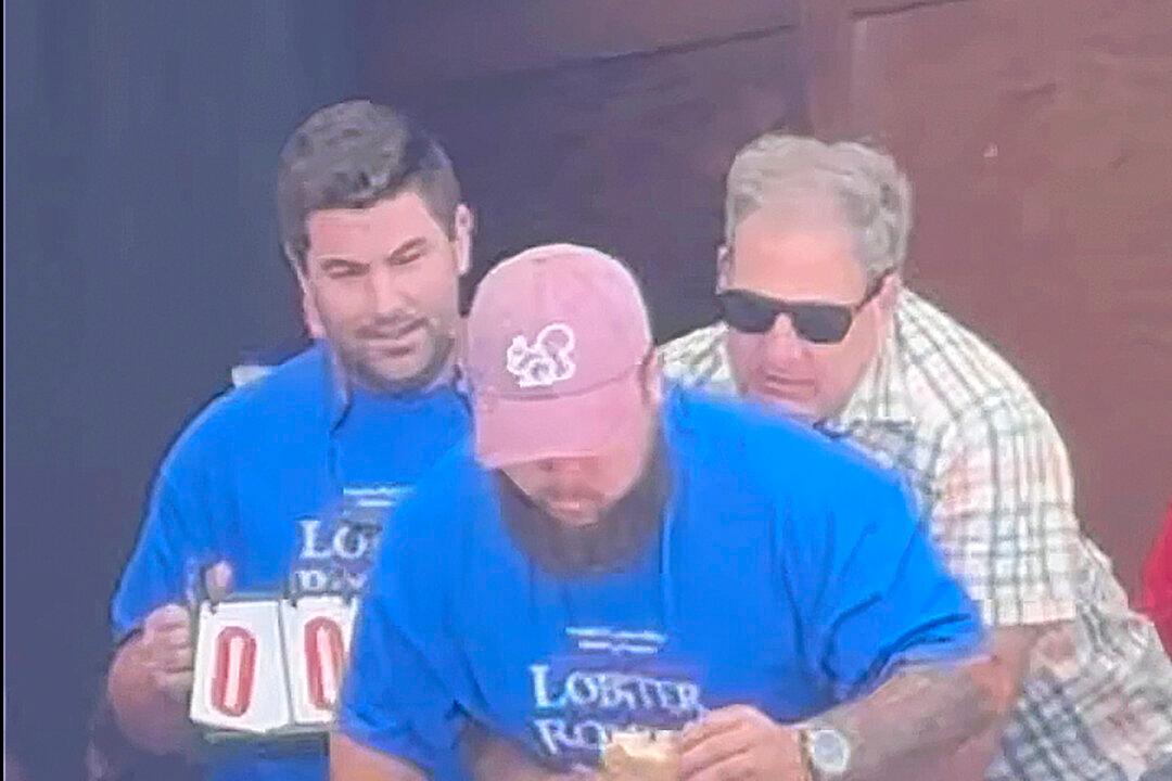 New Hampshire Governor Helps Save Man Choking on Lobster Roll at Eating Contest
