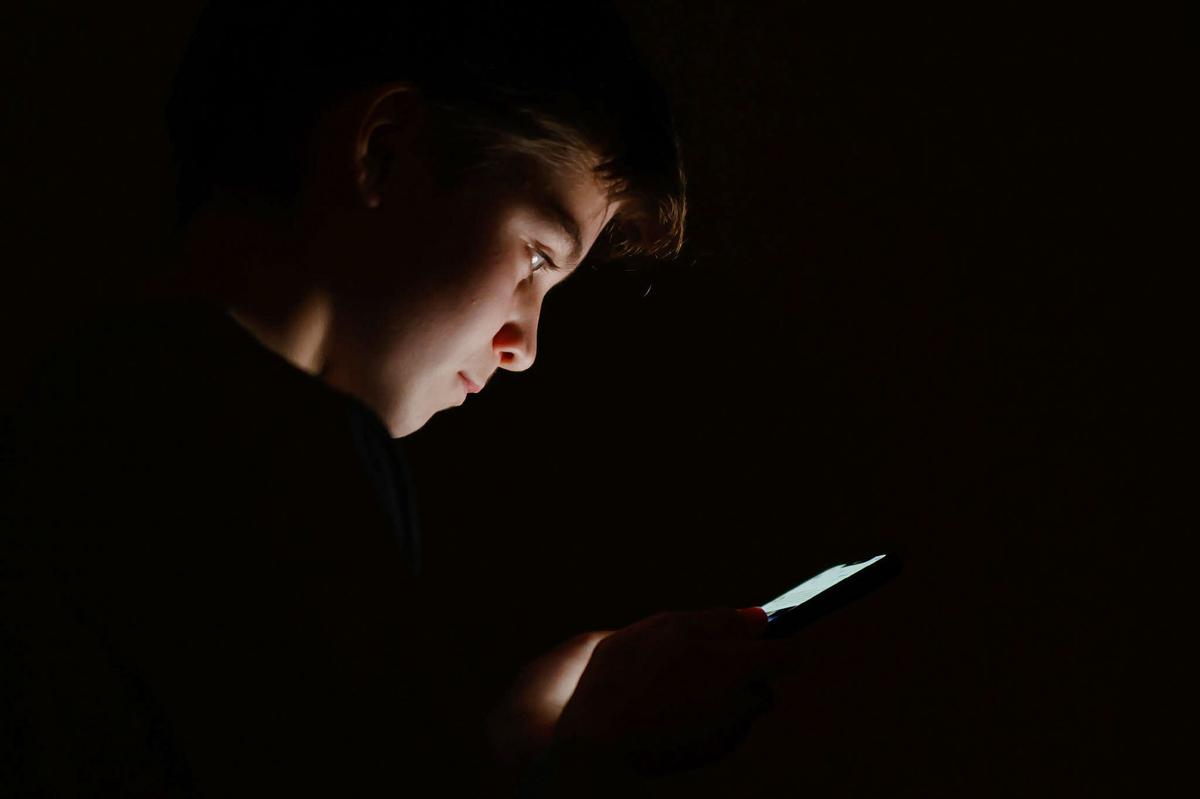 MP Proposes Law to Ban Smartphones in School