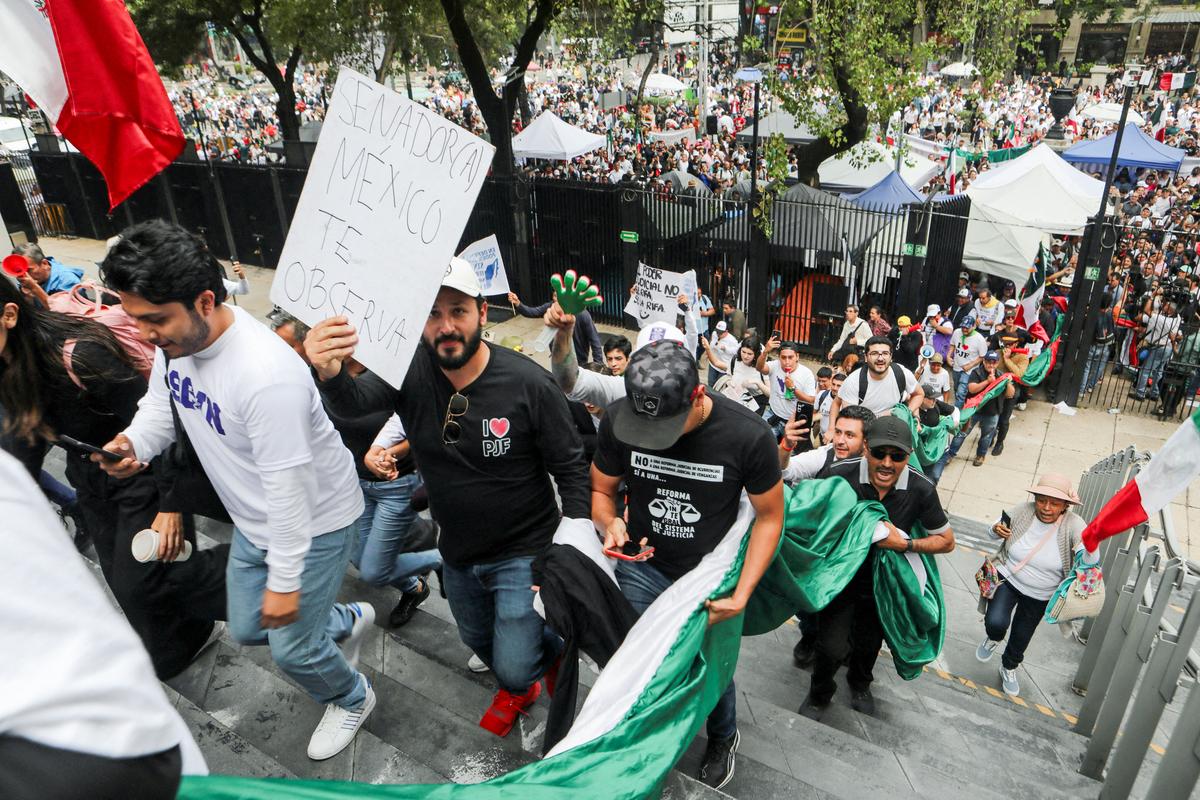 Mexican Protesters Flood Senate Over Controversial Judiciary Reforms