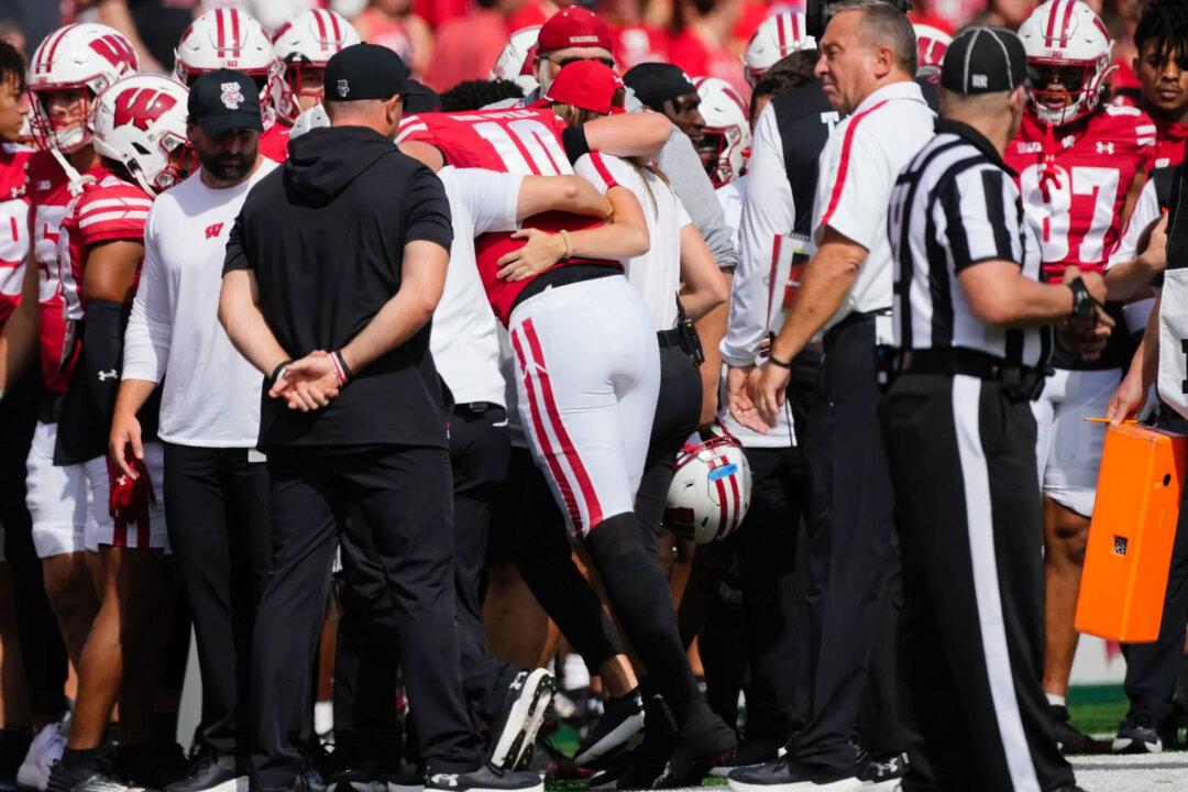 Wisconsin QB Tyler Van Dyke Leaves Game With Knee Injury