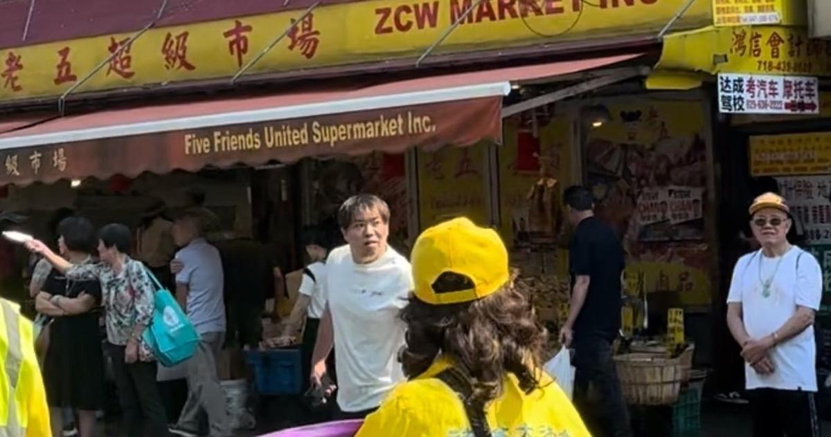 A man (C) allegedly attacked several Falun Gong practitioners during and after a parade in Brooklyn, New York, on Sept. 14, 2024, according to multiple eye witnesses. (Courtesy of Tuidang Center)