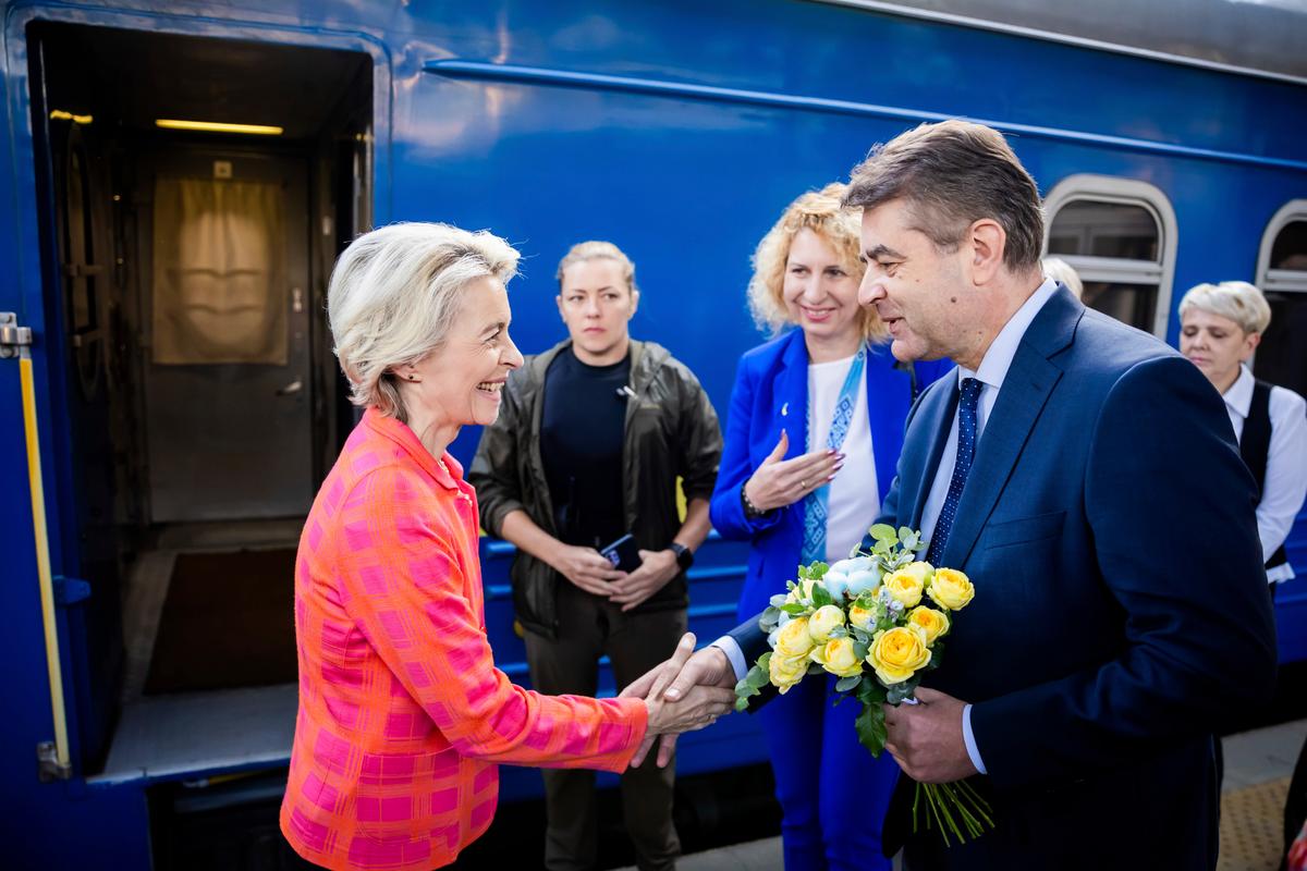 EU Commissioner Visits Ukraine As Bloc Pledges 160 Million Euros for Winter