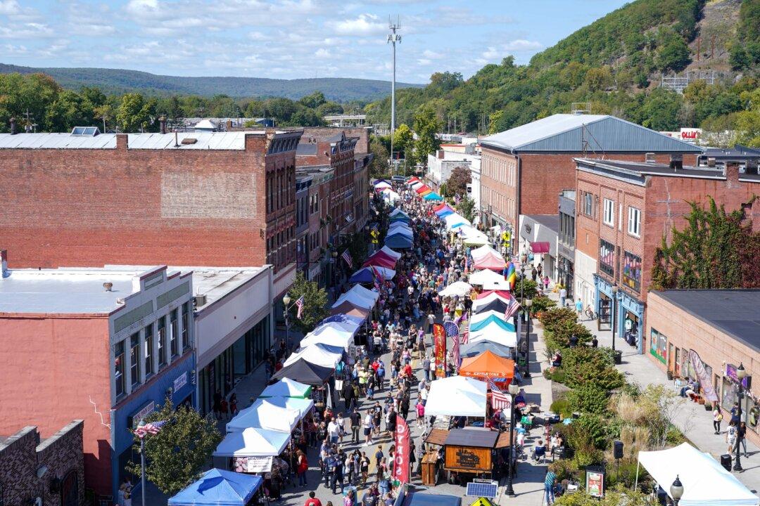 31st Annual Fall Foliage Draws Crowds to Downtown Port Jervis