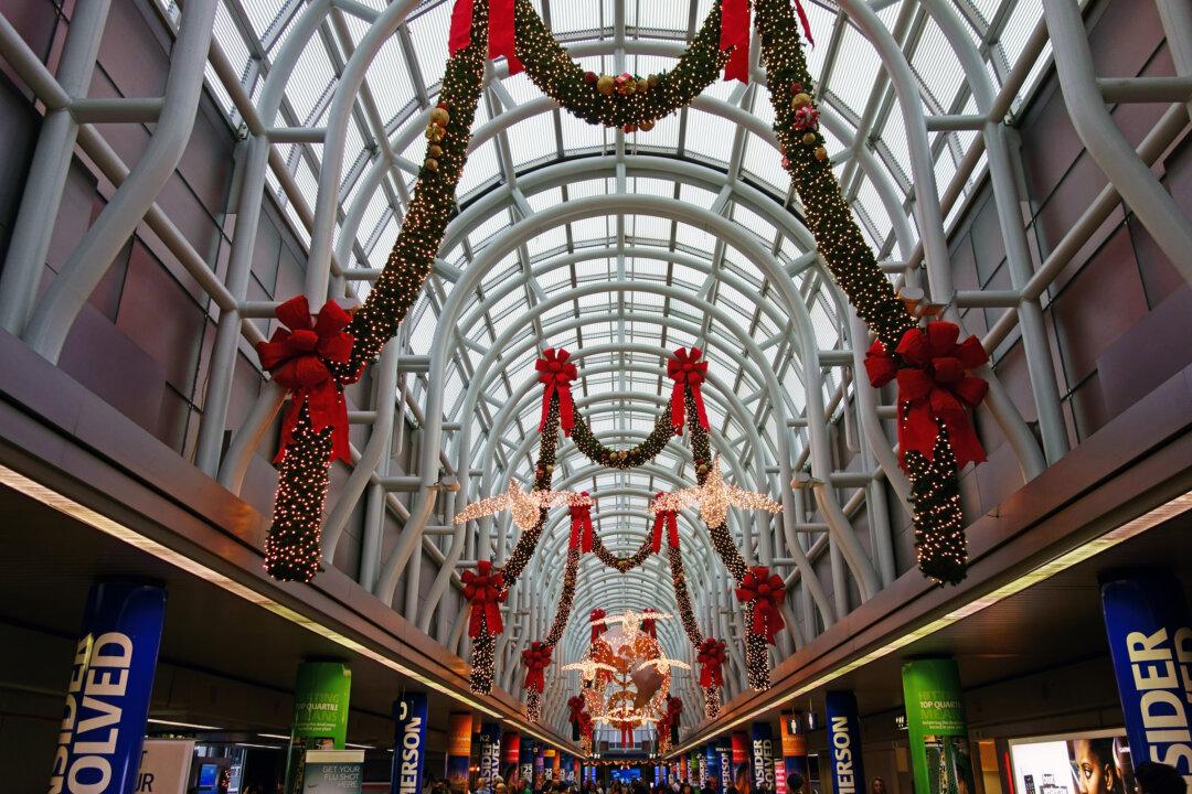 Holiday Travel Outlook: When to Book Thanksgiving and Christmas Flights
