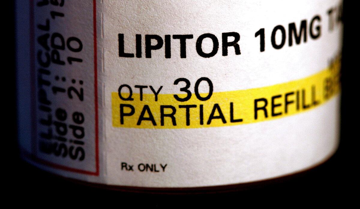 A prescription bottle label of Pfizer's Lipitor, known as atorvastatin in the pharmaceutical world, is shown in Des Plaines, Illinois, on Oct. 12, 2005. (Tim Boyle/Getty Images)