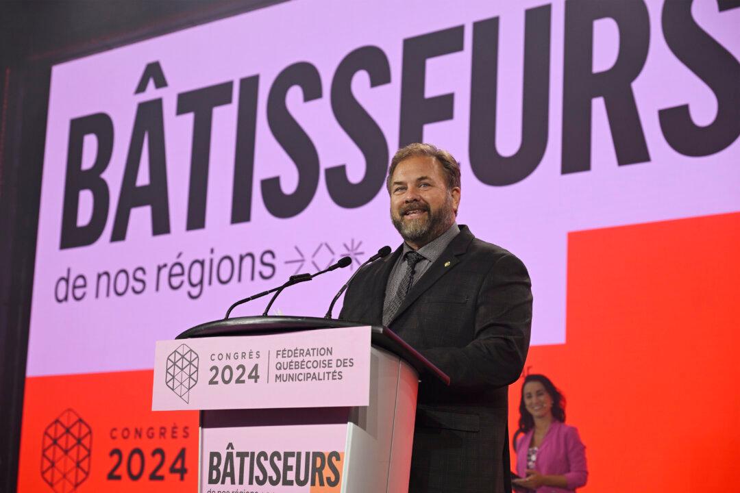 Small Quebec Towns Debate Reducing Council Size Amid Recruitment Challenges