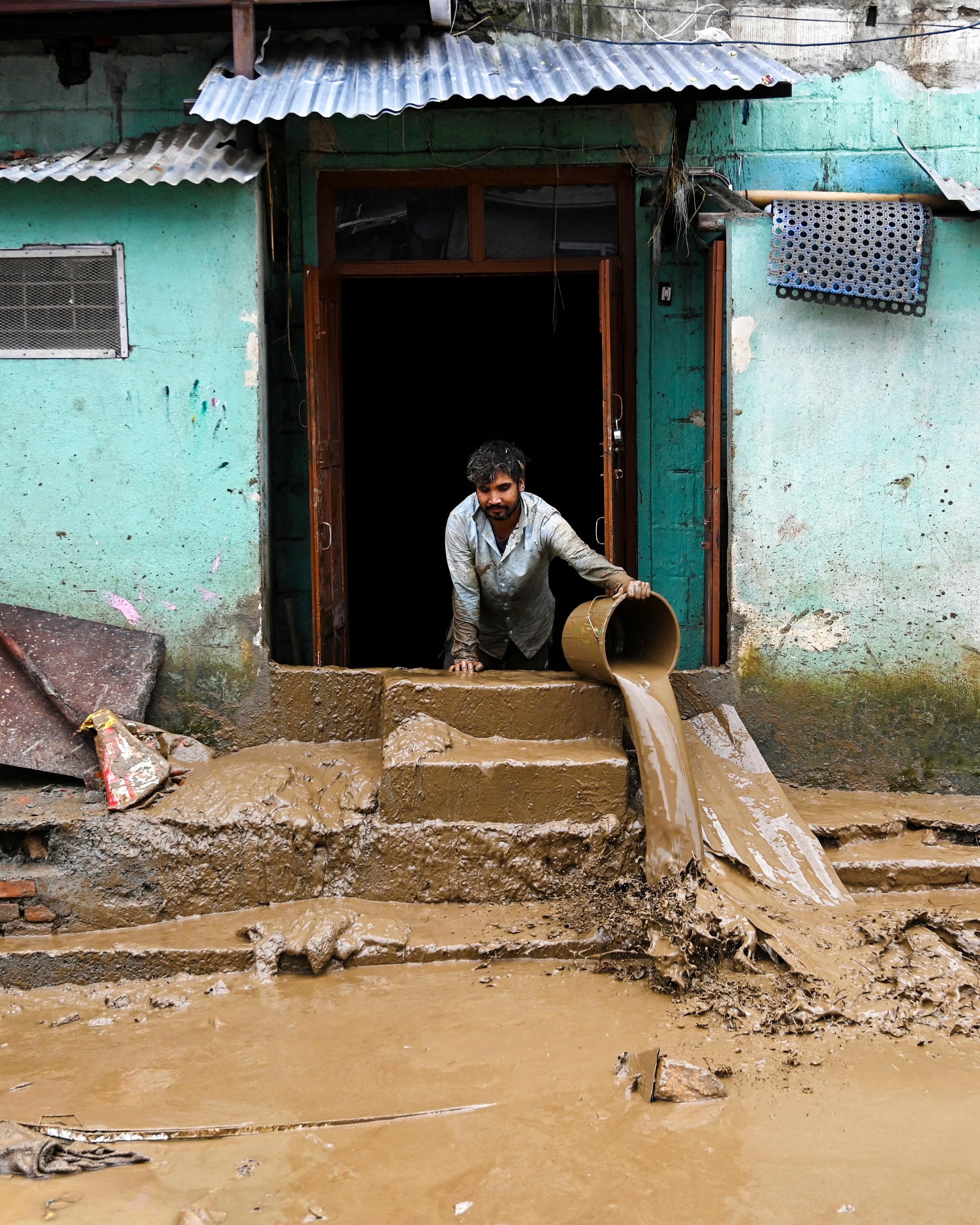 Day in Photos: Floods in Nepal, Handbike Marathon, and a Tribute to Philippine