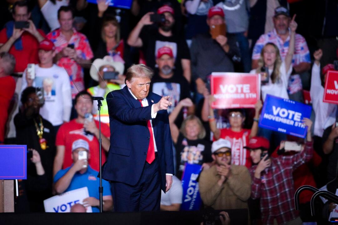 Trump, Harris Duel in the Desert With Last-Pitch Rallies in Battleground Nevada