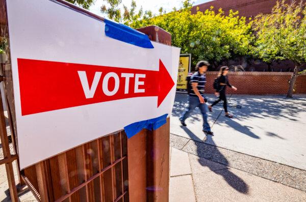 Voters prepare to cast their early ballots in Tempe, Arizona, on Oct. 10, 2024. (John Fredricks/The Epoch Times)
