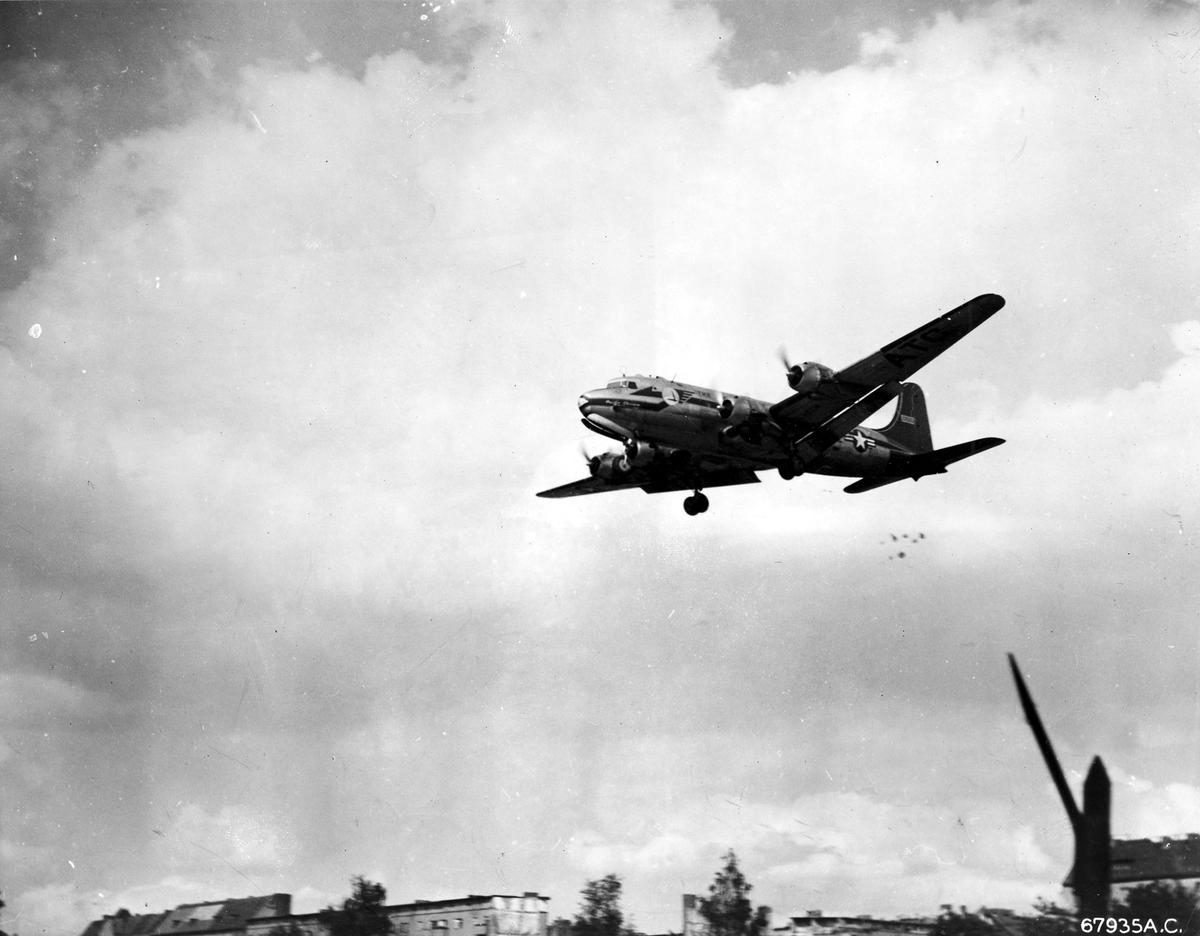 A Douglas C-54 Skymaster dropping candy over Berlin, circa 1948–49. (Public Domain)