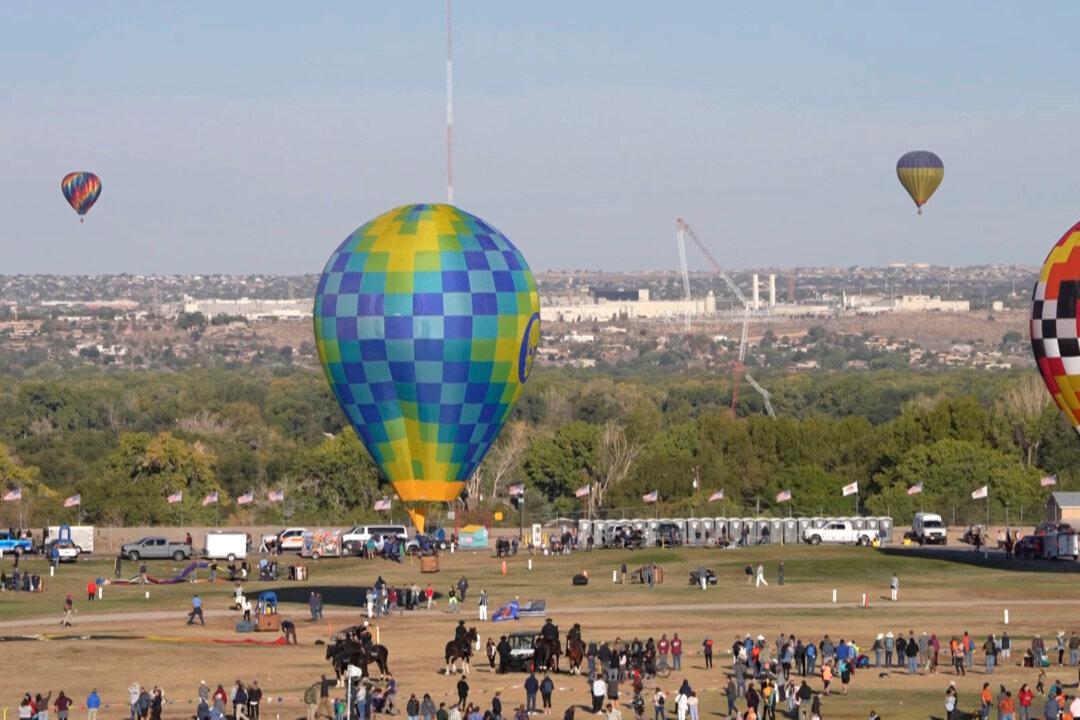 Hot-Air Balloon Strikes and Collapses Radio Tower in Albuquerque During Festival