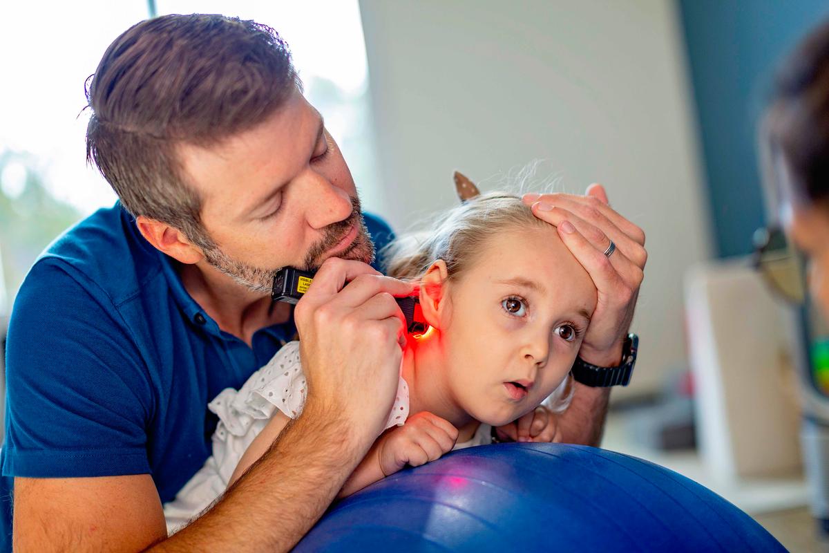 Neurologist Who Specializes in Light Therapy Explains the Science Behind Miraculous Brain Recoveries