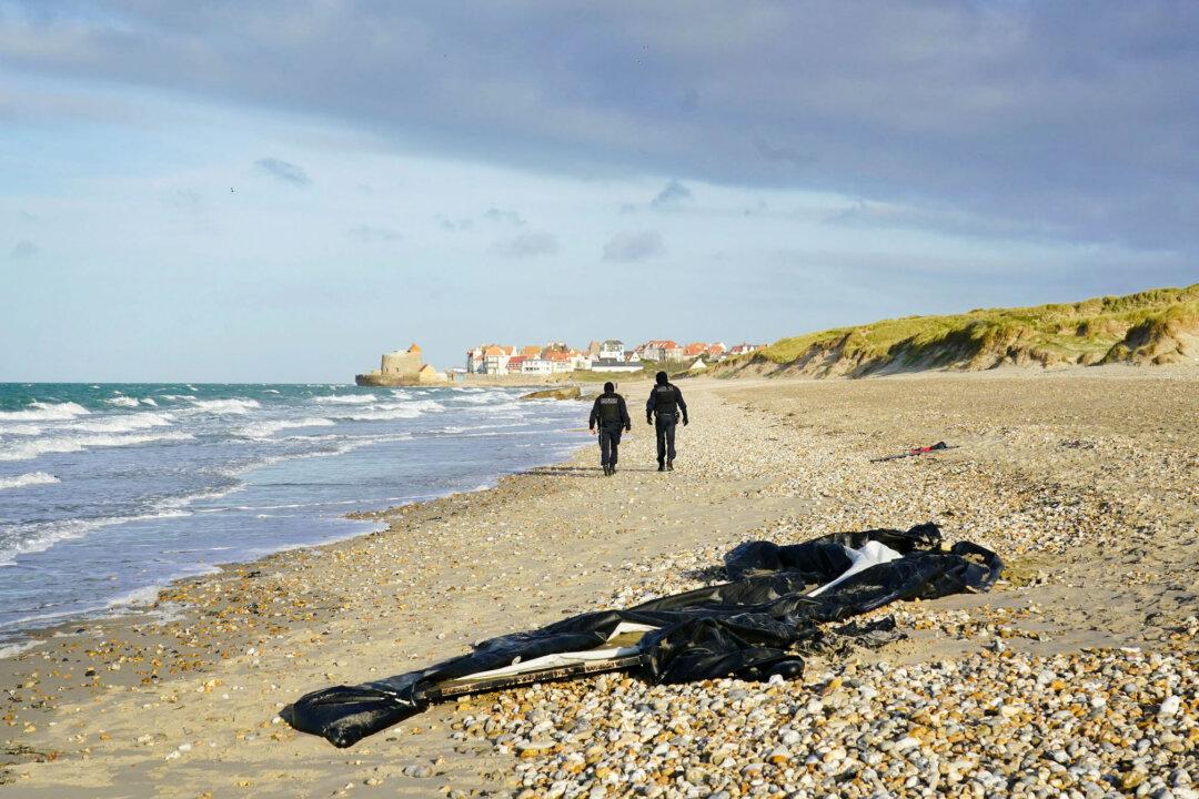 Man Dies After Illegal Immigrant Boat Deflates in English Channel