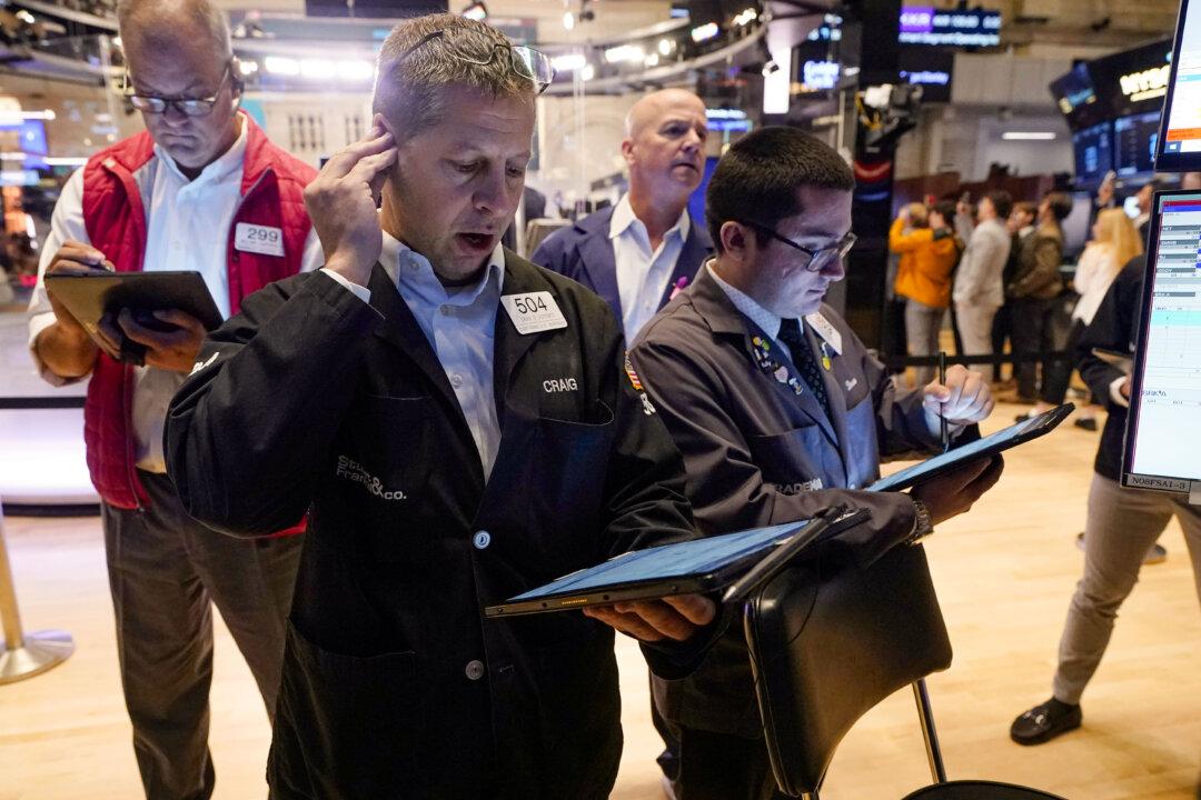 Stocks Close the Week Higher, Bonds Hold Steady on Mixed Earnings and Inflation Outlook