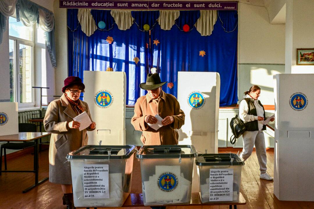 Slim Majority of Moldovans Vote Yes in EU Membership Referendum