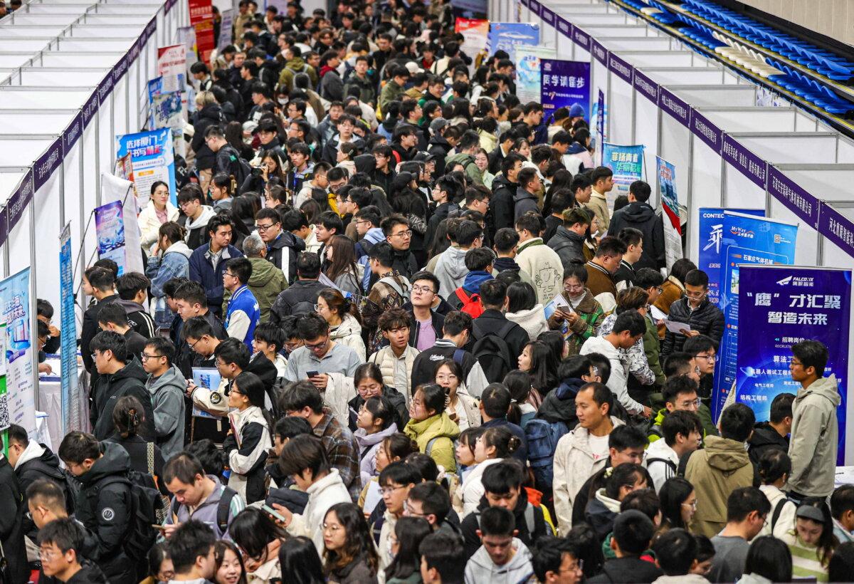 Chinese Youth Start New ‘Losing My Mind’ Trend Amid High Jobless Rate