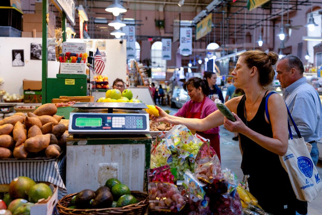 US Economy Grows in 3rd Quarter, Driven by Surge in Consumer, Government Spending