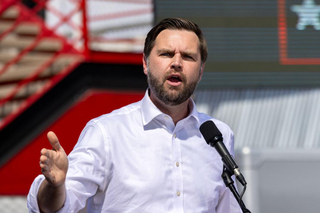 Vance Town Hall Focuses on Veterans With Less Than a Week to Election