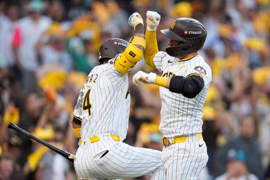 Higashioka’s Homer Starts Rally as Padres Beat Braves 5–4 to Sweep NL Wild Card Series