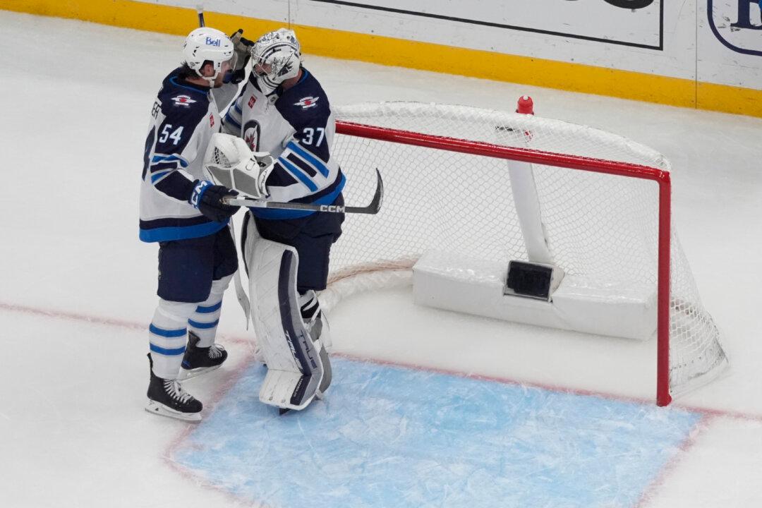 Hellebuyck Stops 27 Shots, Lifts Undefeated Jets to 3-2 Win Over Blues
