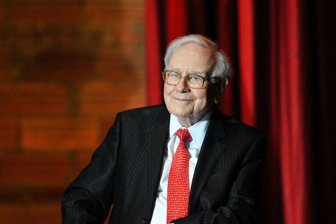 Warren Buffett Is Sitting on Over $325 Billion Cash as Berkshire Hathaway Keeps Selling Apple Stock