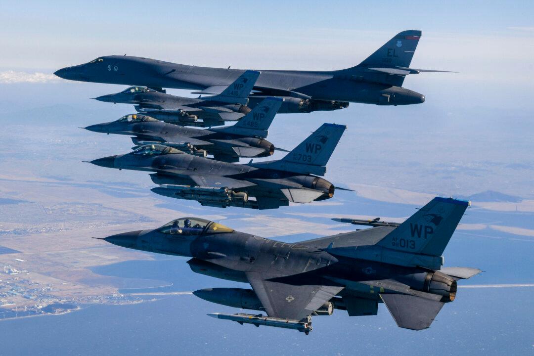 US Holds Military Drills With South Korea, Japan as North Korean Troops Begin Training With Russian Forces