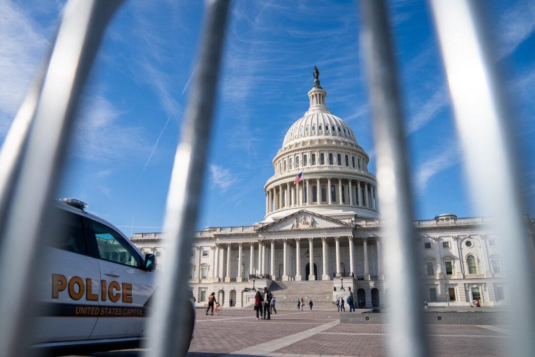 Man Who ‘Smelled Like Fuel’ With Torch and Flare Gun Arrested at US Capitol