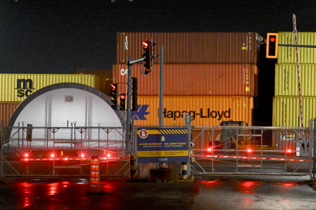 Twin Port Shutdowns Risk More Damage to Canadian Economy: Business Groups