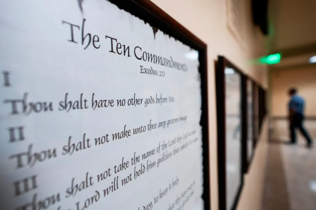 Federal Judge Orders Texas School Districts to Remove Ten Commandments Displays