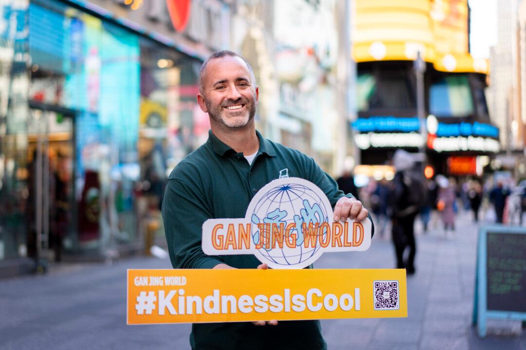Gan Jing World Celebrates World Kindness Day in Times Square
