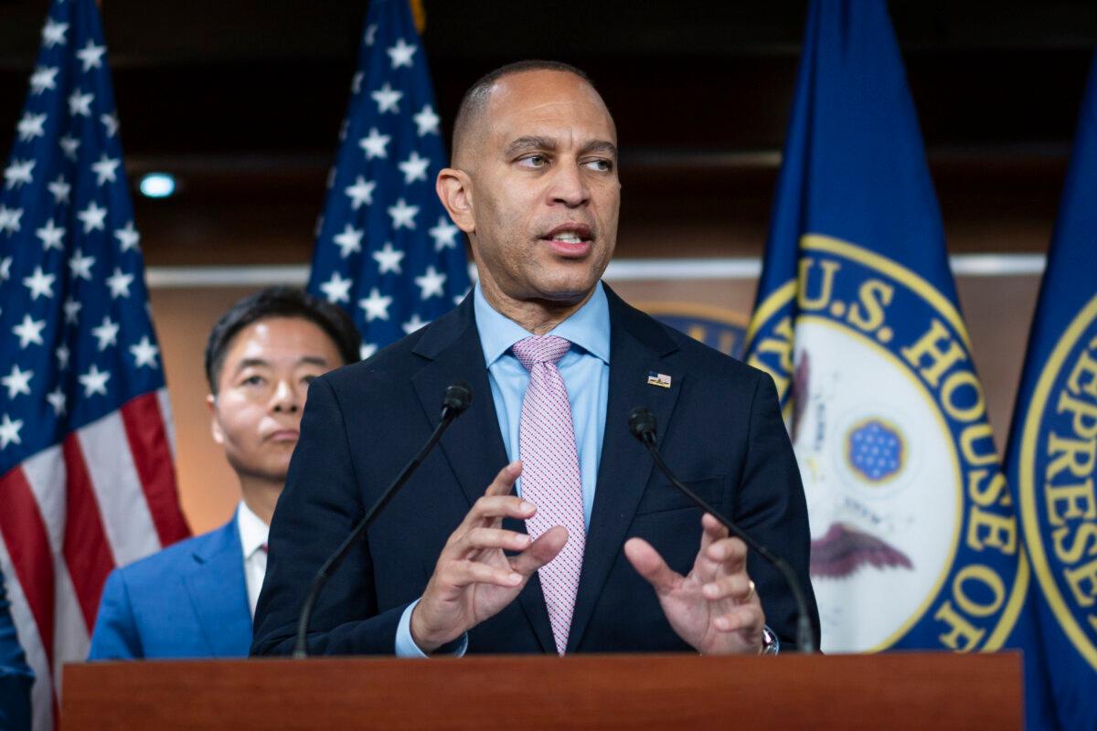 House Minority Leader Rep. Hakeem Jeffries (D-N.Y.), on Capitol Hill in Washington on Nov. 19, 2024. (Madalina Vasiliu/The Epoch Times)