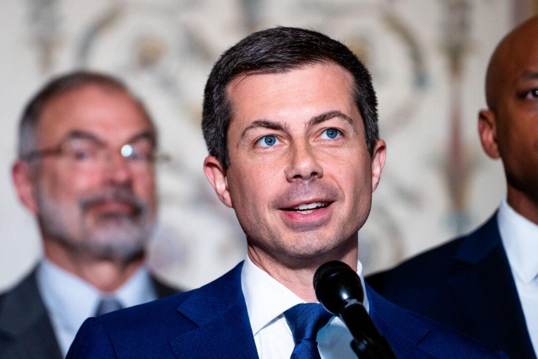 Buttigieg Defends New Airline Rules After CEOs Make Critical Comments