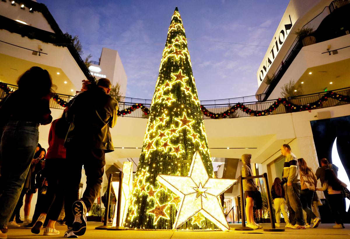 US Employees Are Taking on Extra Jobs to Be Able to Afford Christmas This Year