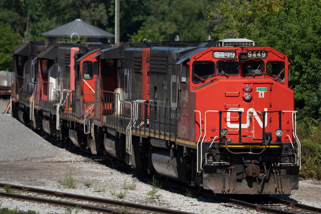 CN Rail Mechanics, Clerks Approve Strike Mandate