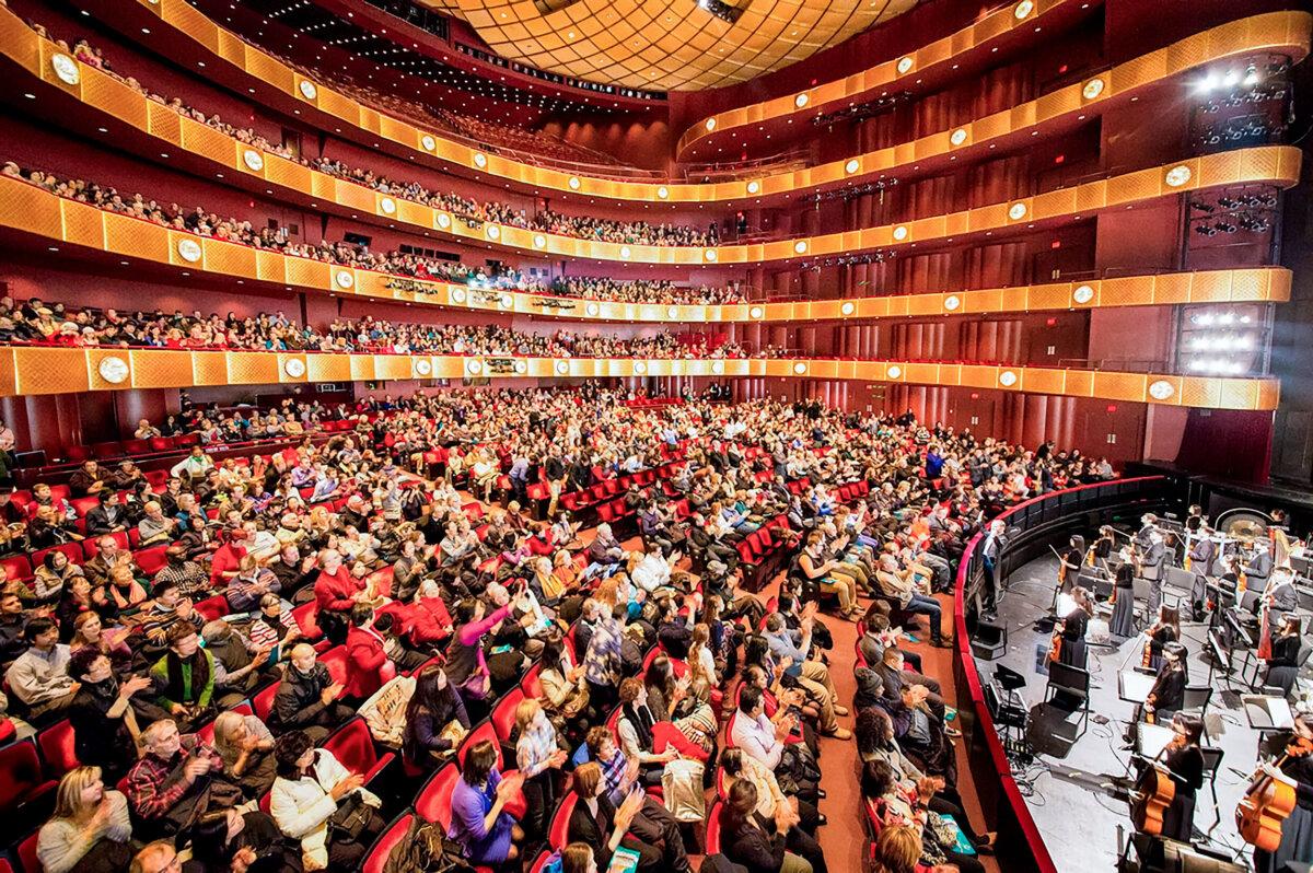 The curtain call for Shen Yun Performing Arts at the David H. Koch Theater at Lincoln Center in New York City on Jan. 11, 2015. (Larry Dai/Epoch Times)