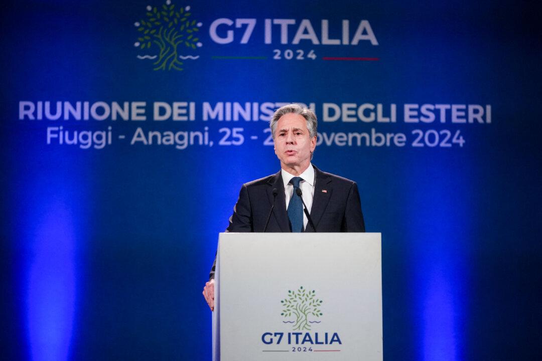Blinken Says G7 Should Stay Teamed Up to Confront Communist China