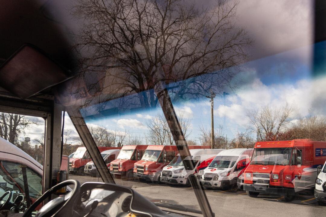 Canada Post Temporarily Laying Off Striking Workers, Union Says