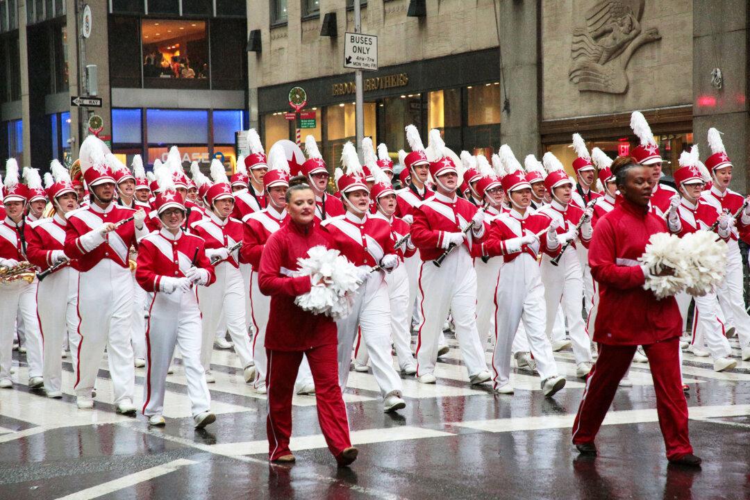 Crowds Brave the Rain to Watch Annual Thanksgiving Parade in New York