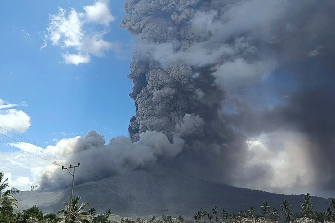 Indonesia’s Mount Lewotobi Laki Laki Unleashes Towering Columns of Hot Clouds