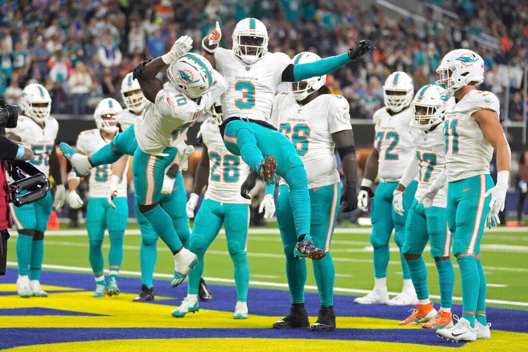 Tyreek Hill Makes Key TD Catch, and the Dolphins Hold Off the Rams 23-15 to Snap Their 3-game Skid