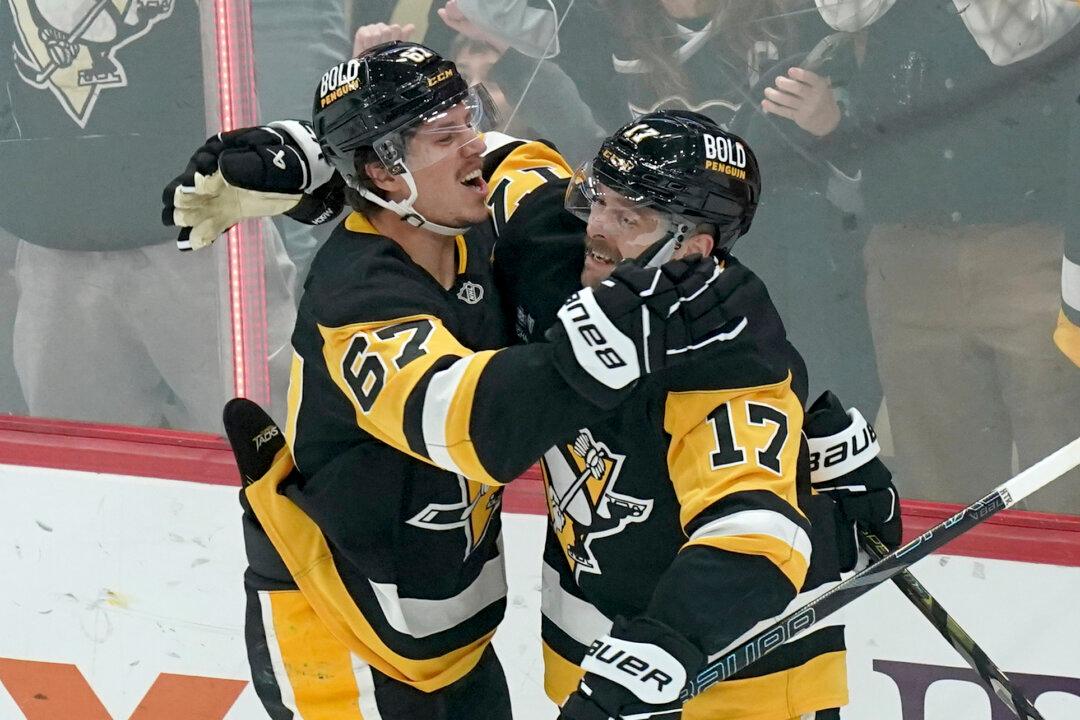 Rust Helps Penguins Beat Canucks 5–4 to Snap Three-Game Skid