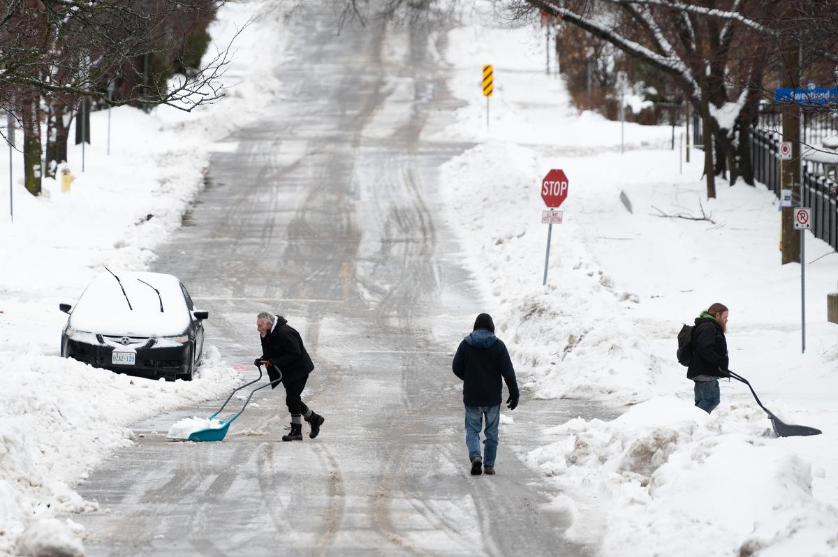 ‘Snow Angels’ Help Elderly Shovel After Ontario Snow Squalls, More Volunteers Needed