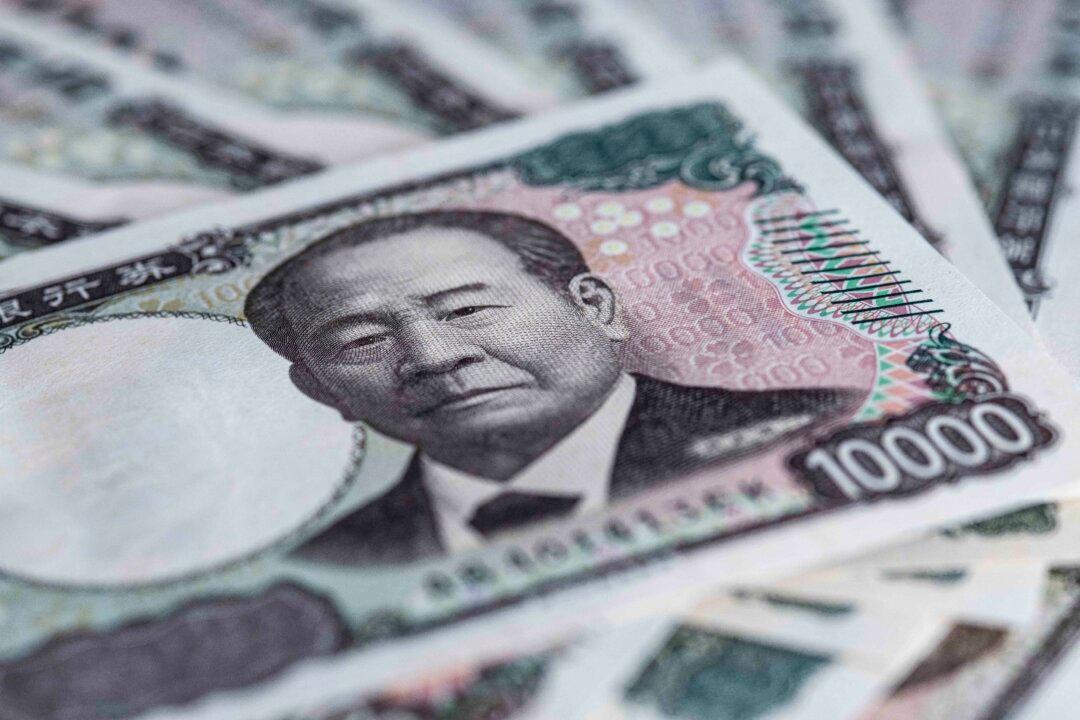 Trump Warns Japan, China Against Devaluing Their Currencies