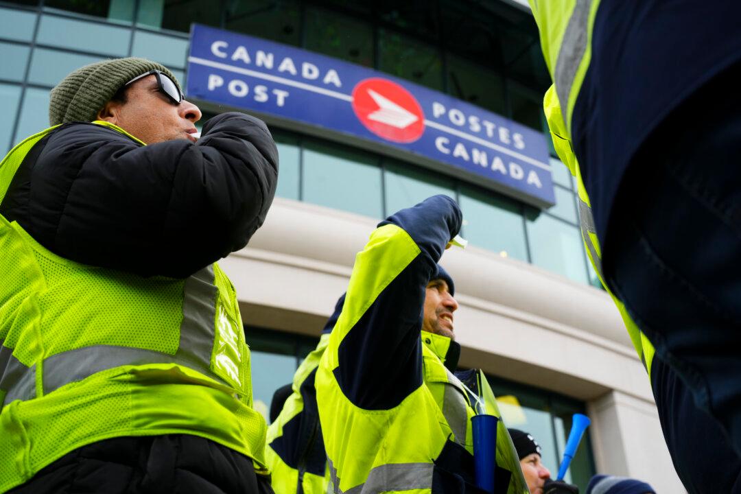 As Postal Strike Enters Fourth Week, Pressure Mounts for Ottawa to Step In: Experts