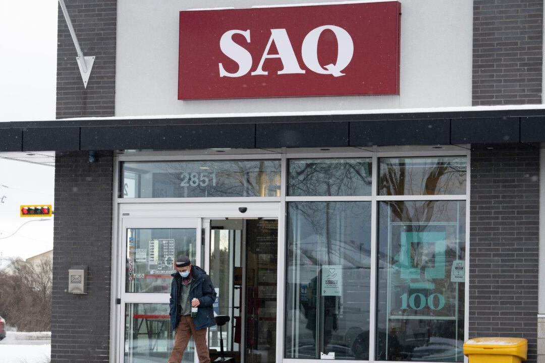 Quebec Liquor Store Employees Secure New Collective Agreement After 2-year Fight