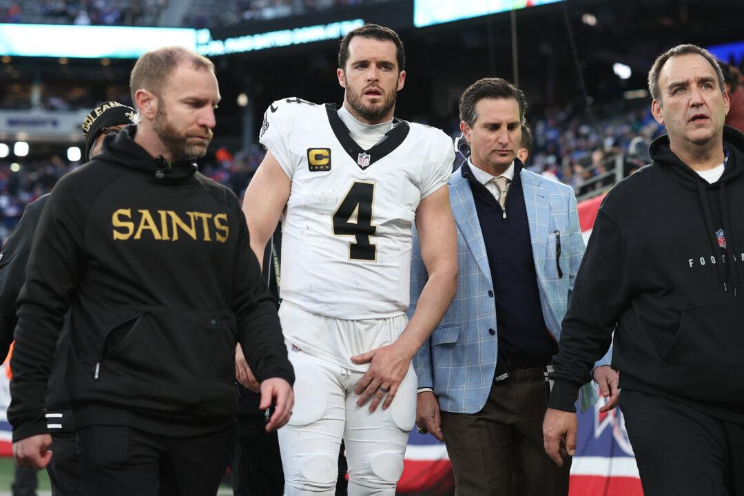 Saints’ Quarterback Carr ‘Week to Week’ With Hand Injury and Concussion